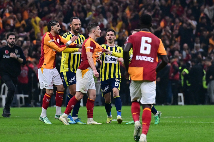 Galatasaray-Fenerbahçe derbisinde kartlar havada uçuştu! Kimler sarı kimler kırmızı kart gördü? - Resim: 12