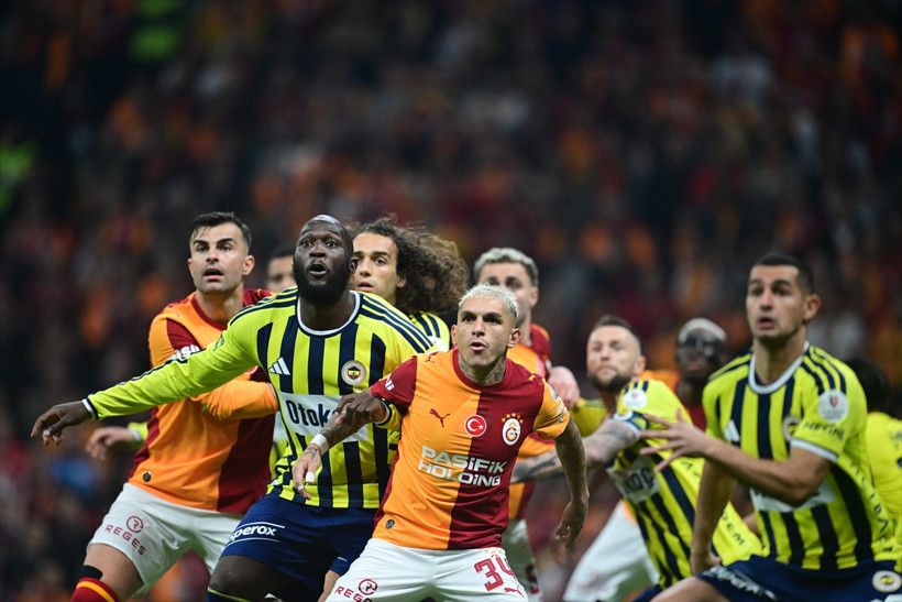 Galatasaray-Fenerbahçe derbisinde kartlar havada uçuştu! Kimler sarı kimler kırmızı kart gördü? - Resim: 1