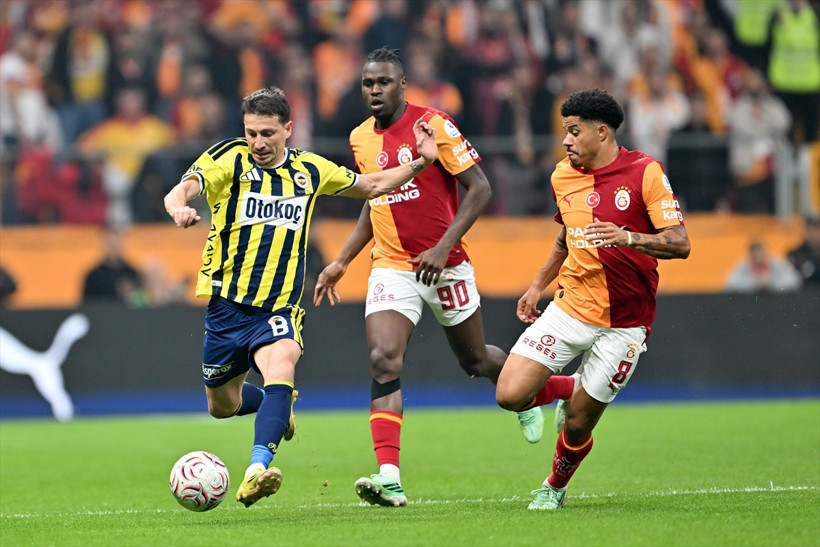 Galatasaray-Fenerbahçe derbisinde kartlar havada uçuştu! Kimler sarı kimler kırmızı kart gördü? - Resim: 14