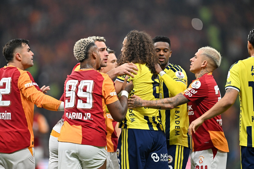 Galatasaray-Fenerbahçe derbisinde kartlar havada uçuştu! Kimler sarı kimler kırmızı kart gördü? - Resim: 4