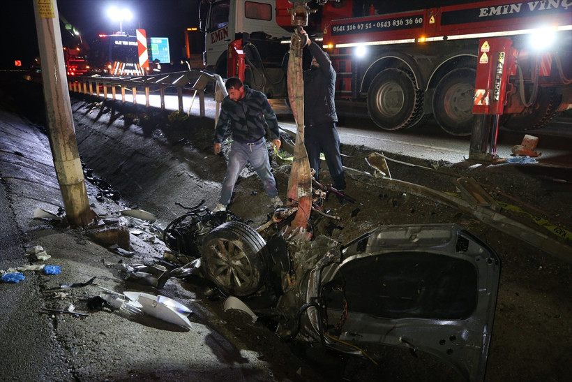 Aydınlatma direğine çarpan araç paramparça oldu 2 kişi feci şekilde öldü - Resim: 3
