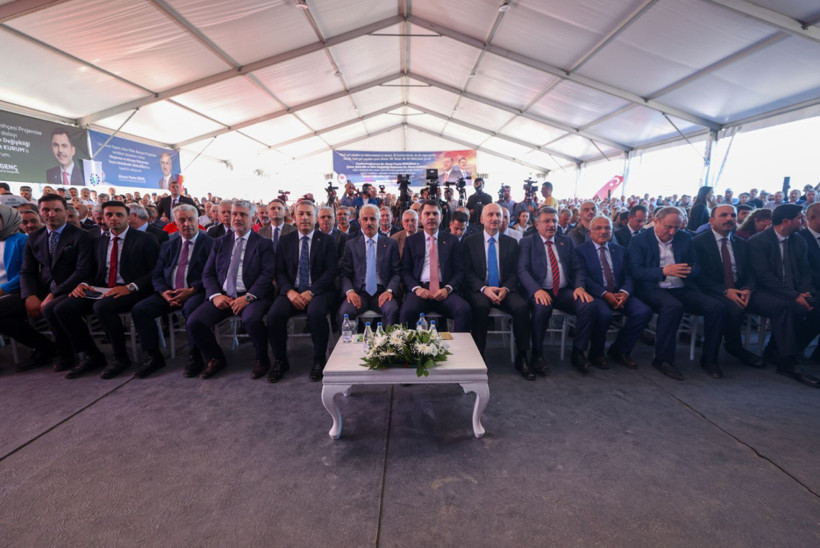 Bakan Kurum, Trabzon’da Uzunkum Yaşam Alanı Millet Bahçesi Temel Atma ve Fidan Dikimi Töreni’nde konuştu - Resim: 0