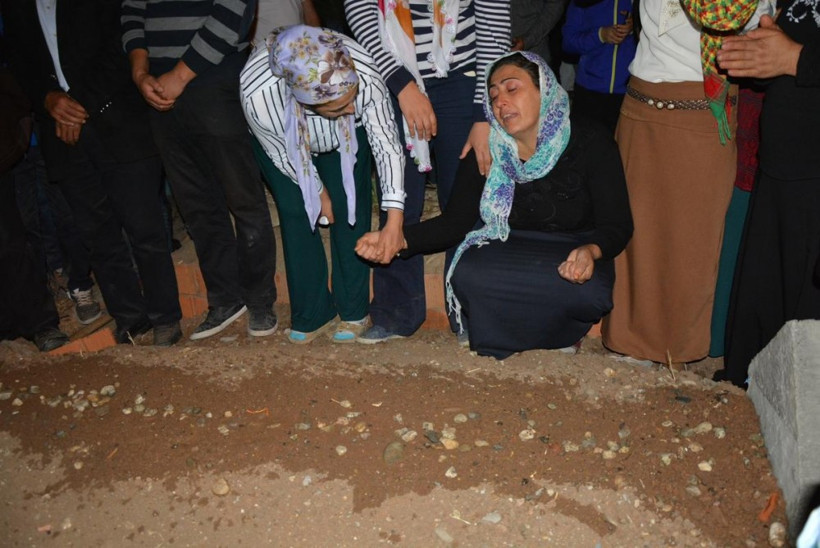 Hayatını kaybedenler toprağa veriliyor - Resim: 3