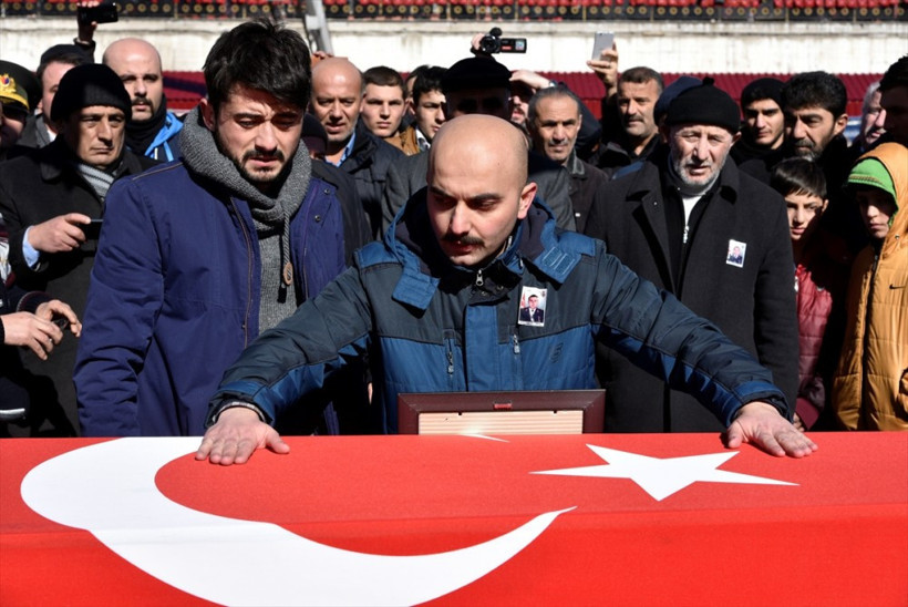 Sur şehidinin cenaze töreninde gözyaşları sel oldu - Resim: 4
