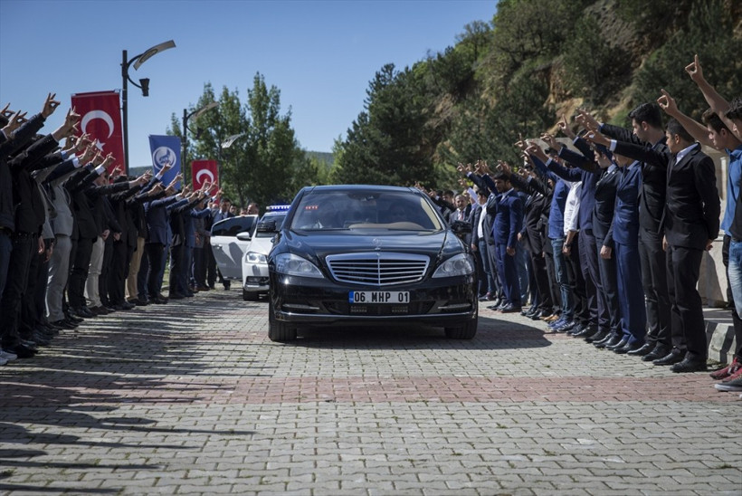 Devlet Bahçeli şehitleri anma töreninde bağdaş kurup... - Resim: 2
