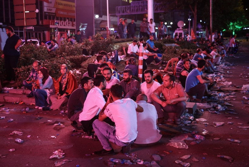 Demokrasi nöbetinde duygulandıran görüntüler! - Resim: 4