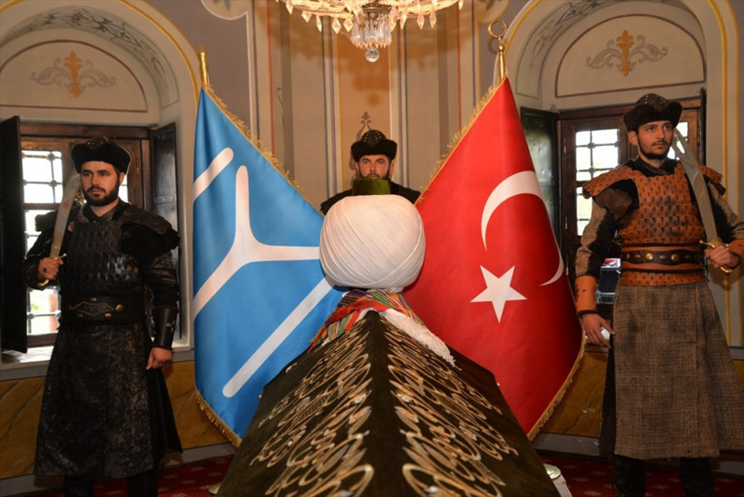 Ertuğrul Gazi türbesi böyle korunacak kıyafetler bomba! - Resim: 1
