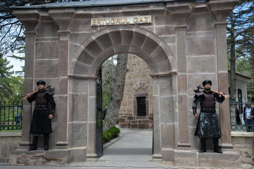 Ertuğrul Gazi türbesi böyle korunacak kıyafetler bomba! - Resim: 2