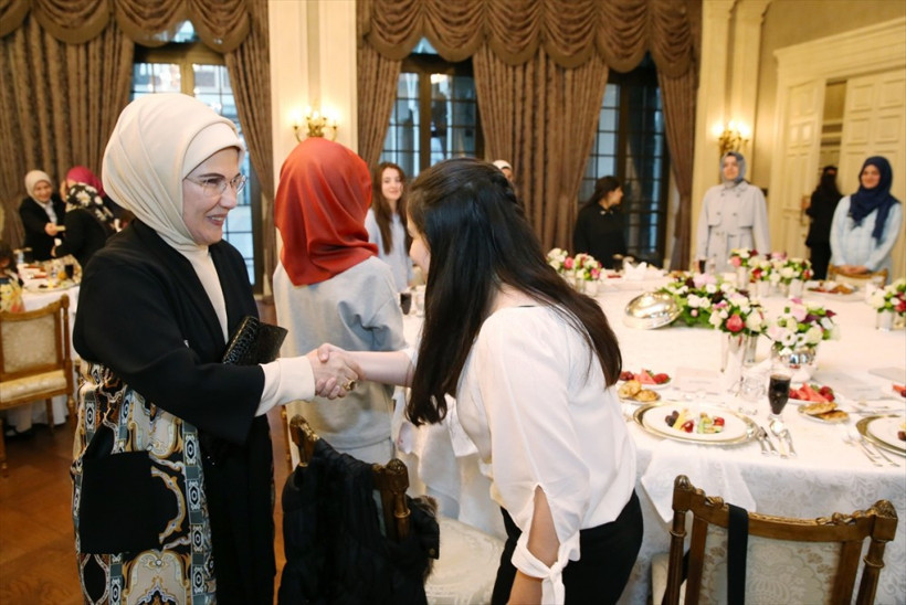 Emine Erdoğan devlet koruması altındaki çocuklara iftar verdi - Resim: 2