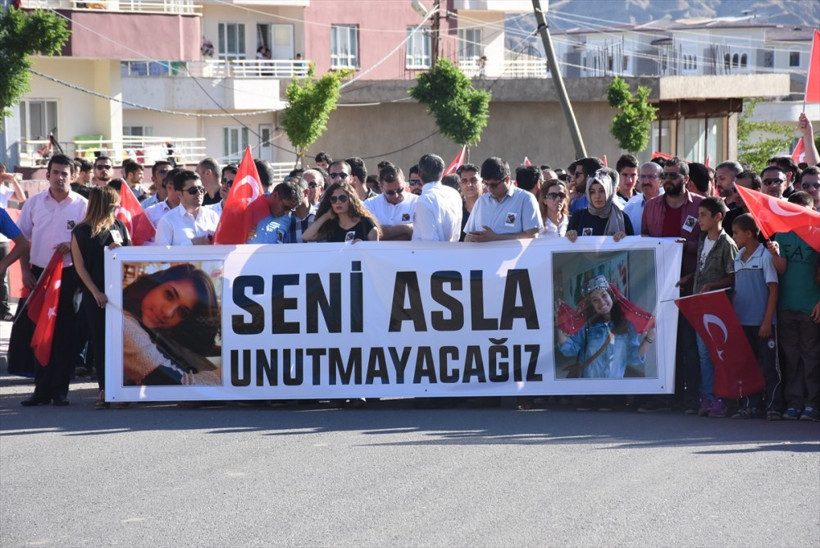 Batmanlılar teröre lanet yağdırdı: Aybüke öğretmen için yürüdü! - Resim: 1