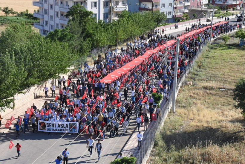 Batmanlılar teröre lanet yağdırdı: Aybüke öğretmen için yürüdü! - Resim: 4