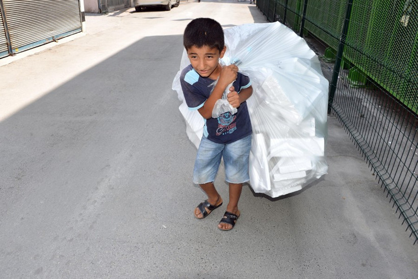 11 yaşındaki çocuğun sırtındaki yük böyle görüntülendi - Resim: 1