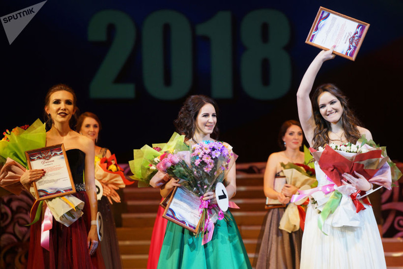 Rusya’nın apoletli güzelleri yarıştı - Resim: 1