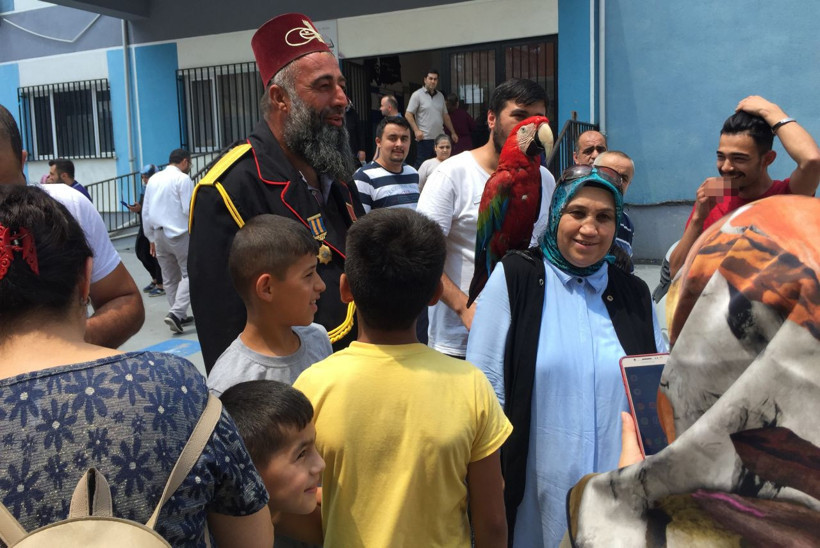 Papağanıyla oy kullandı herkesin ilgi odağı oldu - Resim: 3