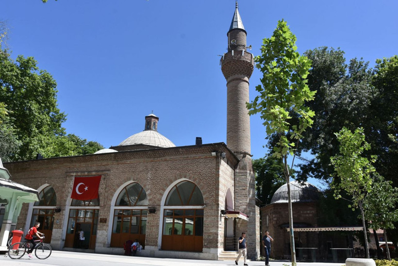 600 yıllık külliyedeki mezar taşlarını böyle kırdılar! - Resim: 2