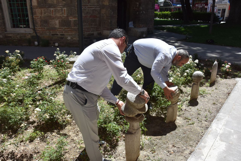 600 yıllık külliyedeki mezar taşlarını böyle kırdılar! - Resim: 1