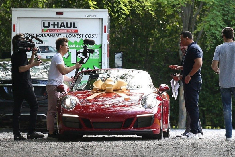 Jennifer Lopez 50. yaşını kutladı! Sevgilisi Alex Rodriguez'den milyonluk hediye - Resim: 2