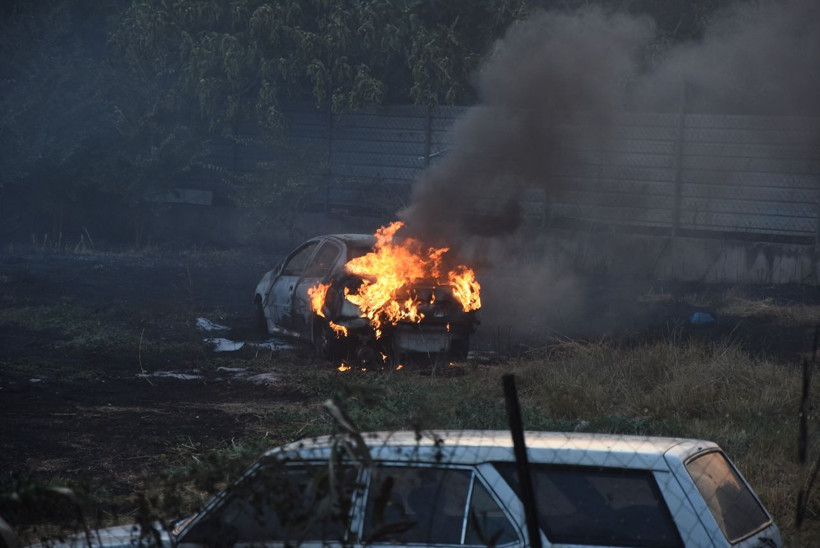 İzmir'de yediemin deposunda çıkan yangında araçlar kül oldu - Resim: 2