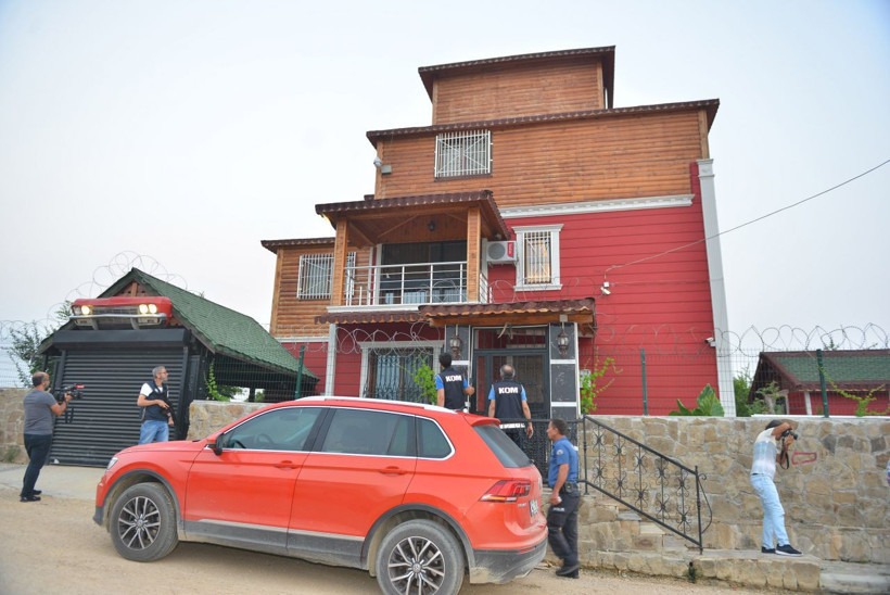 Adana'da çete liderinin pitbull köpeklerle koruduğu villaya polis baskını - Resim: 1