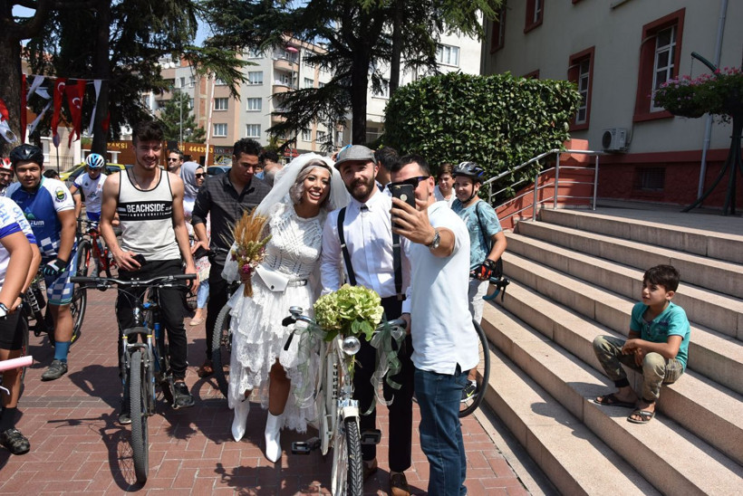 Bursa'da bisiklet tutkunu gelin ve damat bu kez mutluluğa pedal çevirdi - Resim: 2
