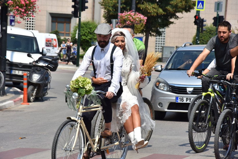 Bursa'da bisiklet tutkunu gelin ve damat bu kez mutluluğa pedal çevirdi - Resim: 4