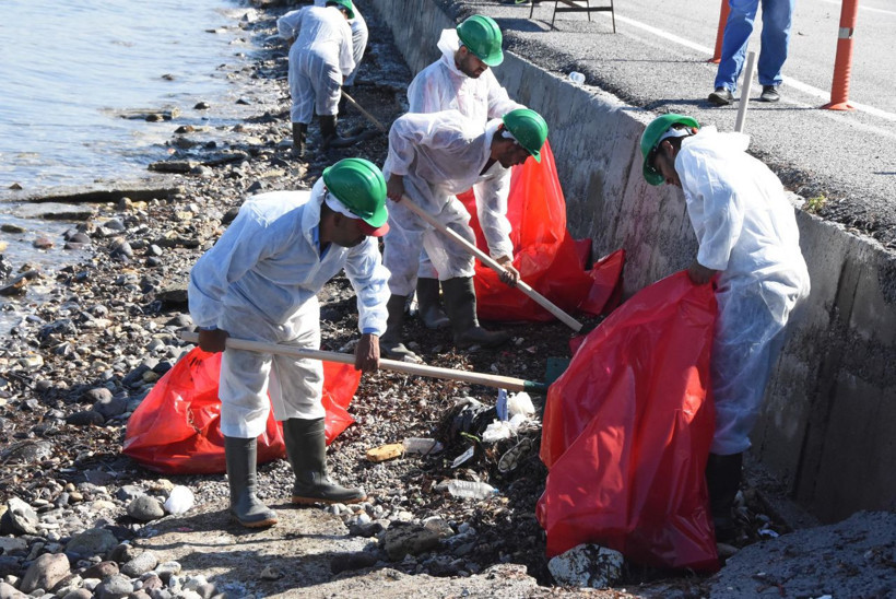İzmir Foça'da kıyılara bulaşan petrol atığını 50 kişilik ekip temizliyor - Resim: 1