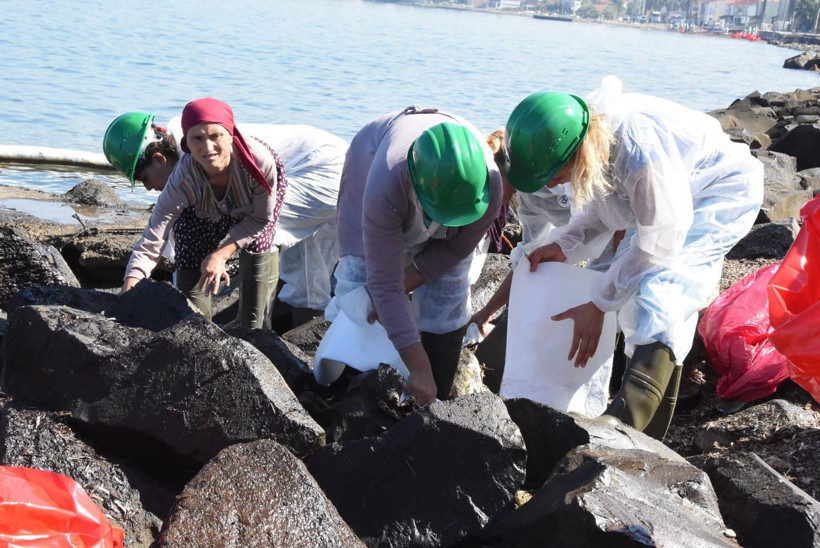 İzmir Foça'da kıyılara bulaşan petrol atığını 50 kişilik ekip temizliyor - Resim: 3