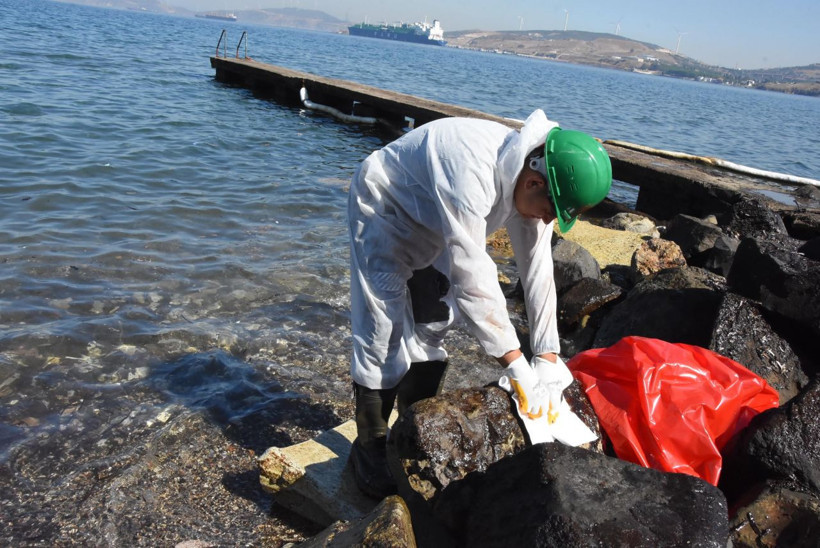İzmir Foça'da kıyılara bulaşan petrol atığını 50 kişilik ekip temizliyor - Resim: 4