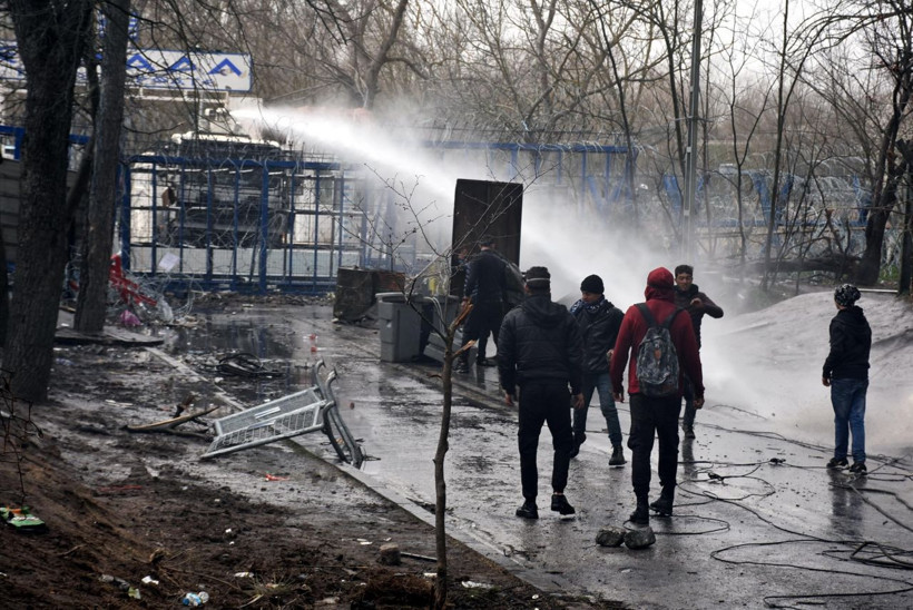 Yunan güvenlik güçlerinin plastik mermi ve gazlı müdahalesinde 4 göçmen yaralandı - Resim: 3