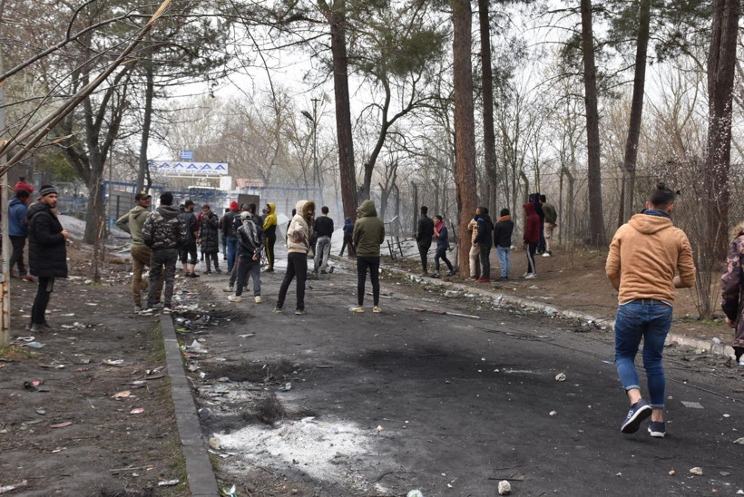 Yunan güvenlik güçlerinin plastik mermi ve gazlı müdahalesinde 4 göçmen yaralandı - Resim: 1