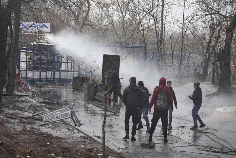 Yunan güvenlik güçlerinin plastik mermi ve gazlı müdahalesinde 4 göçmen yaralandı - Resim: 2