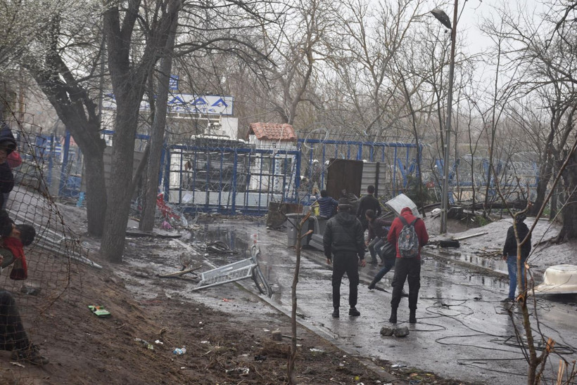 Yunan güvenlik güçlerinin plastik mermi ve gazlı müdahalesinde 4 göçmen yaralandı - Resim: 4