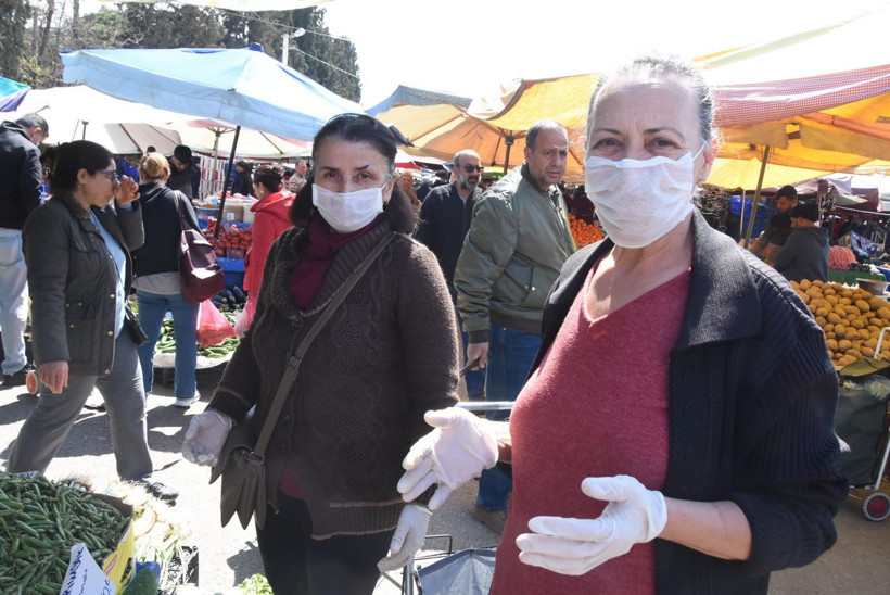 İzmir'de koronavirüs tehdidine rağmen semt pazarları dolup taşıyor - Resim: 1