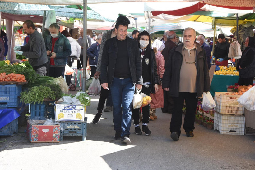 İzmir'de koronavirüs tehdidine rağmen semt pazarları dolup taşıyor - Resim: 2
