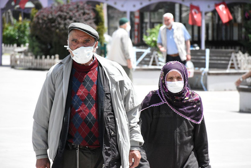 65 yaş üstü aşırı sıcağı dinlemedi sokaklara koştu! İşte sımsıcak görüntüler - Resim: 4