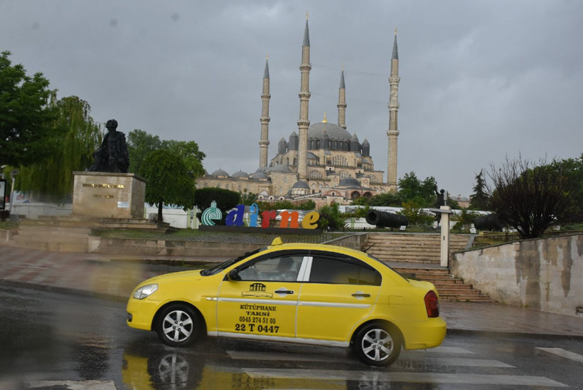 Edirne'yi vuran sağanak sokakları göle çevirdi - Resim: 1