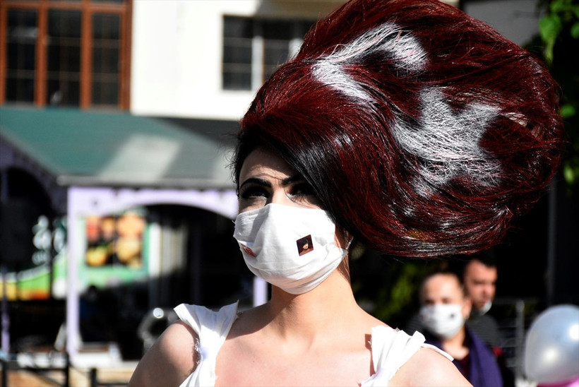 Gümüşhane'de koronavirüse karşı 'maskeli gelinlik' görücüye çıktı - Resim: 1