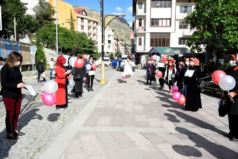 Gümüşhane'de koronavirüse karşı 'maskeli gelinlik' görücüye çıktı - Resim: 3