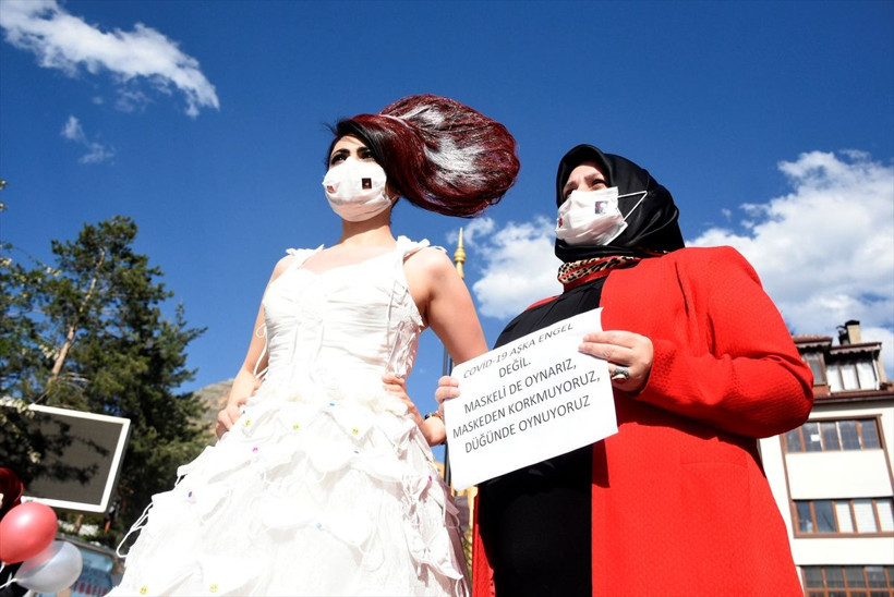 Gümüşhane'de koronavirüse karşı 'maskeli gelinlik' görücüye çıktı - Resim: 4