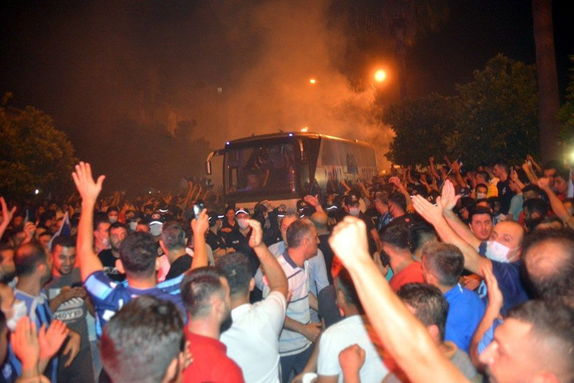 Adana Demirspor kulübü, galibiyetin ardından şampiyon gibi karşılandı - Resim: 3