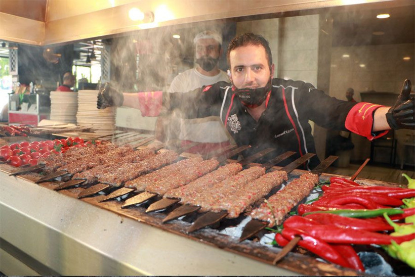 Adanalı kebapçılar 80 dereceyi bulan sıcakta keyifle çalışıyorlar - Resim: 1