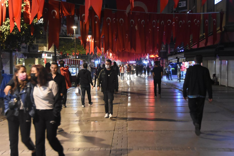İzmir'de koronavirüs tedbirleri unutuldu! Kordon'a çöp yığınlarını bırakıp gittiler - Resim: 3