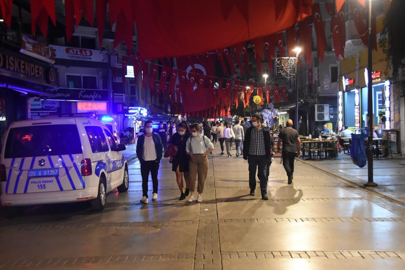 İzmir'de koronavirüs tedbirleri unutuldu! Kordon'a çöp yığınlarını bırakıp gittiler - Resim: 2