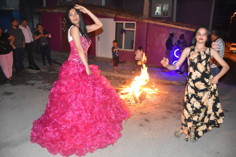 Edirne'de Kakava'yı kutladılar: Ateş yakıp göbek attılar - Resim: 2