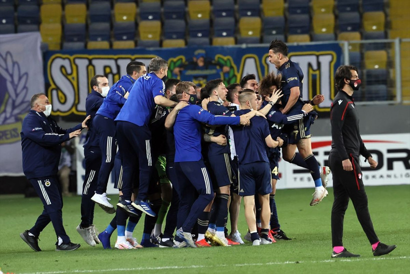 Fenerbahçe, son dakikada kazandı! Caner Erkin ağladı Emre Belözoğlu secdeye yattı - Resim: 3