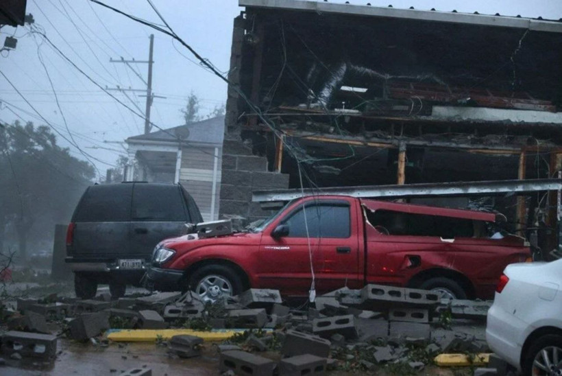 ABD'de kasırga kabusu! Nehrin akışı değişti çatılar uçtu: Milyonlar elektriksiz kaldı - Resim: 1