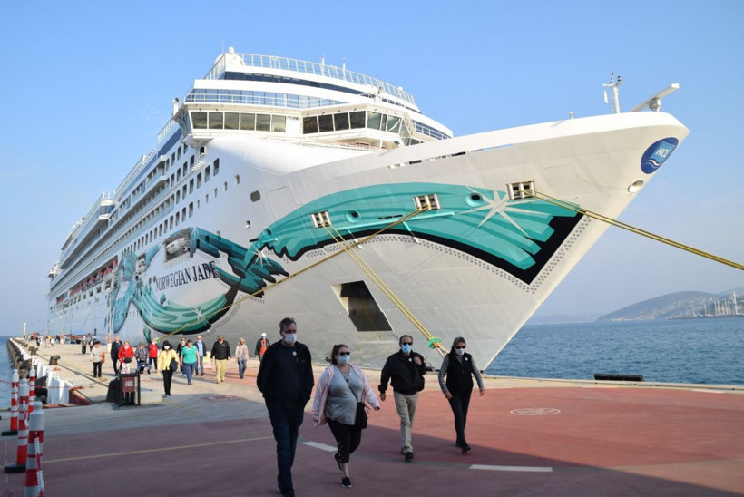 Esnafın yüzü güldü! 15 katlı ultra lüks yolcu gemisi Kuşadası'na 900 turist getirdi - Resim: 2