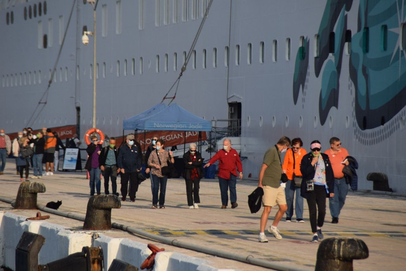 Esnafın yüzü güldü! 15 katlı ultra lüks yolcu gemisi Kuşadası'na 900 turist getirdi - Resim: 1