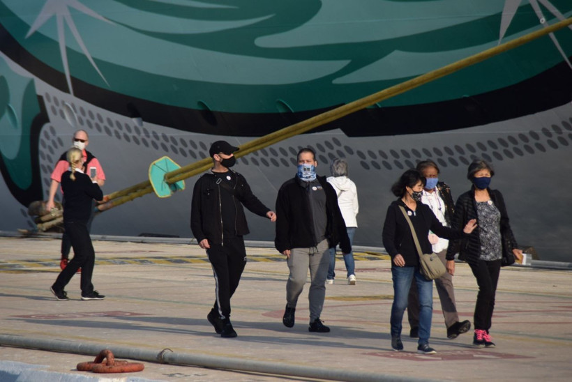 Esnafın yüzü güldü! 15 katlı ultra lüks yolcu gemisi Kuşadası'na 900 turist getirdi - Resim: 4