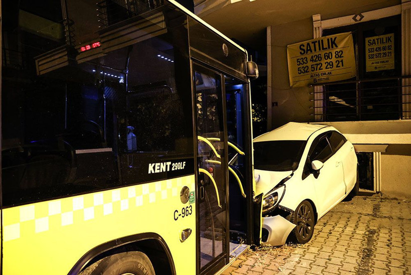 İstanbul'da ehliyetsiz görevlinin yıkamaya götürdüğü İETT otobüsü sokağa daldı! Faciadan dönüldü - Resim: 3